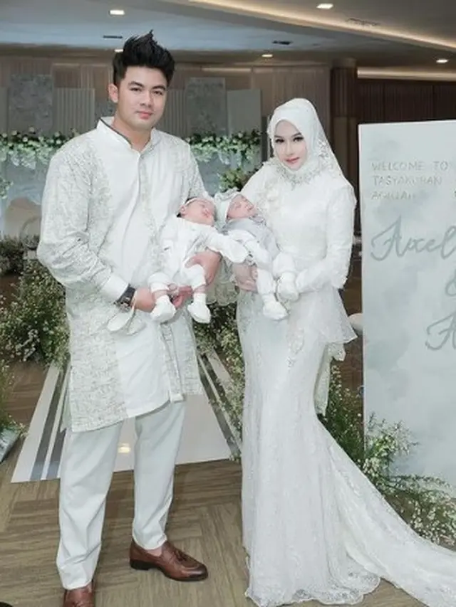 Guntur Triyoga dan istri bersama anak kembar (Instagram/gunturtriyoga)