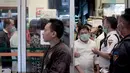 Warga mengantre untuk membeli masker di Jak Mart milik PD Pasar Jaya di  Pasar Pramuka, Jakarta Timur, Jumat (6/3/2020). Masker dijual seharga Rp 125.000 perbox dengan syarat satu orang wajib menunjukan KTP dan dibatasi hanya mendapatkan satu box. (Liputan6.com/Faizal Fanani)