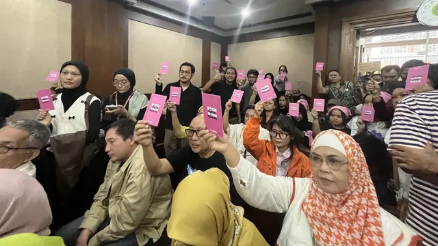 Para pengunjung sidang perkara dugaan penghasutan berujung kericuhan saat aksi demonstrasi pada akhir Agustus 2025 di PN Jakarta Pusat.
