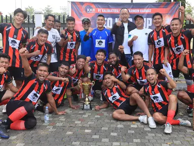 PT Kalimatera Kotawaringin Rahmat (KKR) keluar sebagai juara "Fourfeo Soccer Tournament" di Lapangan Rugby Gelora Bung Karno (GBK), Jakarta Pusat, pada Minggu (11/8/2024). (Bola.com/M Iqbal Ichsan)