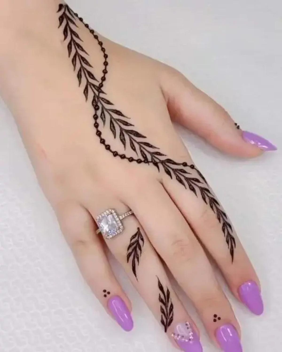 5 Inspirasi Model Henna Tangan yang Simpel tapi Cantik untuk April 2025