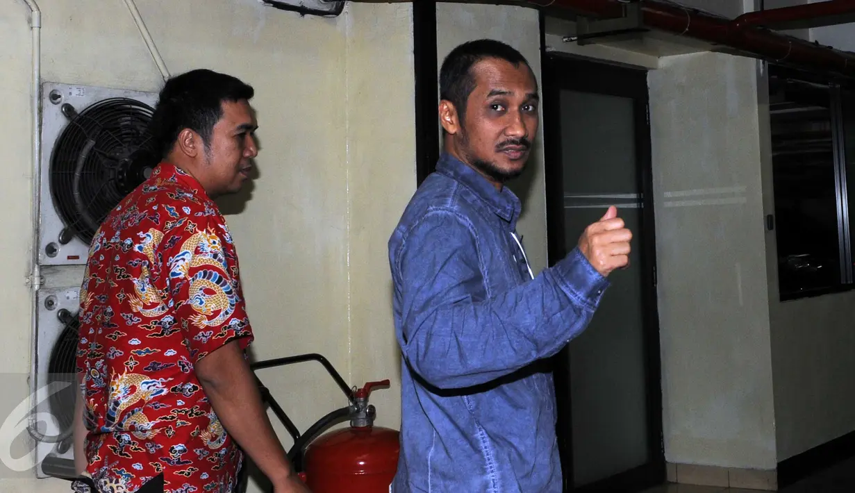 Mantan pimpinan Komisi Pemberantasan Korupsi (KPK) Abraham Samad (AS) saat mendatangi Gedung Komisi Pemberantasan Korupsi (KPK) di Jakarta, (4/3). AS melakukan pertemuan dengan sejumlah orang di lembaga antikorupsi tersebut. (Liputan6.com/Helmi Afandi) 