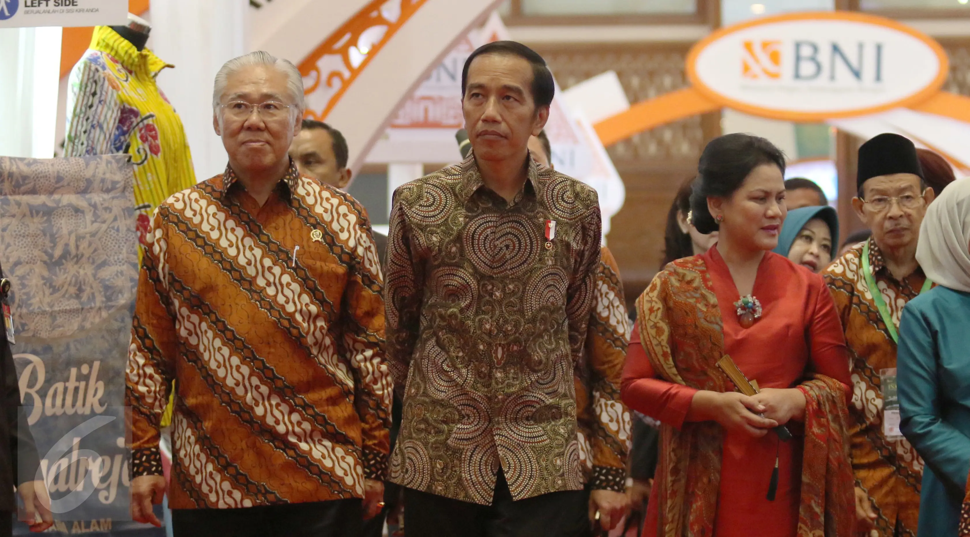 Presiden Jokowi didampingi ibu negara Iriana dan Menteri Perdagangan Enggartiasto Lukita saat melihat pameran Inacraft 2017 di JCC, Senayan, Jakarta, Rabu (26/4). Pameran Inacraft merupakan acara yang digelar setiap tahun. (Liputan6.com/Angga Yuniar)