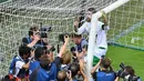 Sergio Ramos menggunting jaring gawang saat merayakan kemenangan Real Madrid merebut trofi Liga Champions di San Siro Stadium, Milan, (29/5/2016) WIB. (AFP/Giuseppe Cacace)