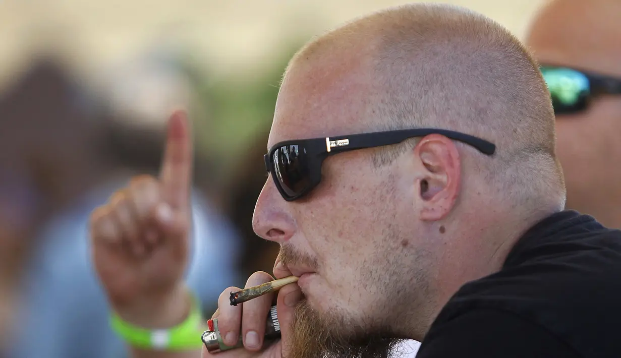 Warga AS mengisap ganja berkumpul di acara 'Weed the People' merayakan legalisasi penggunaan ganja di Portland, Oregon (3/7/2015).  Pemerintah Oregon telah melegalkan penggunaan ganja Pada 1 Juli lalu sebagai kepentingan medis. (REUTERS/Steve DiPaola)