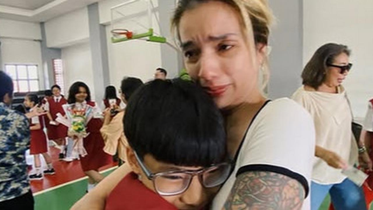 Potret Sheila Marcia Nangis Sang Putra Lulus SD, Ungkap Perjuangan Sakit Hingga Muntah-muntah saat Ujian