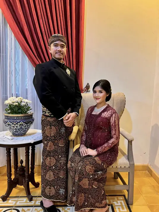 Erina Gudono berpose bersama sang suami, Kaesang Pangarep, dibalut kebaya. Penampilan anggunnya dibalut kebaya bernuansa ungu dipadu dengan kain batik cokelat sebagai rok. [Foto: Instagram/erinagudono]