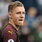 Kiper Arsenal, Bernd Leno, tampak kecewa usai ditaklukkan Leicester City pada laga Premier League di Stadion King Power, Minggu (28/4). Leicester City menang 3-0 atas Arsenal. (AFP/Lindsey Parnaby)