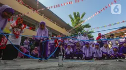 Sejumlah lomba digelar di sekolah tersebut untuk memeriahkan hari kemerdekaan RI yang akan datang. (merdeka.com/Arie Basuki)
