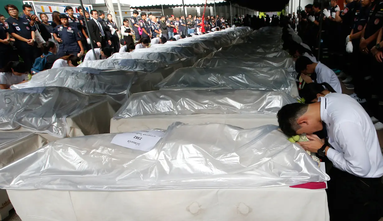 Mahasiswa kedokteran memberi bunga saat penghormatan pada jenazah yang digunakan untuk studi mereka di RS Chulalongkorn di Bangkok, Thailand, Kamis (3/5). Nantinya, ratusan jenazah tersebut akan dikremasi. (AP Photo/Sakchai Lalit)