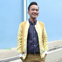 Ruben yang membaca berita tersebut dinihari, pada siang harinya langsung mengirim tim untuk memberikan kursi yang diminta oleh anak tersebut. Jam 1 dini hari baca beritanya, jam 9 pagi timnya membelikan dan langsung diserahkan. (Nurwahyunan/Bintang.com)