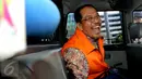Eks Walikota Makassar Ilham Arief Sirajuddin berada di mobil tahanan KPK, Jakarta, Jumat (4/9/2015). Ilham diperiksa sebagai saksi terhadap tersangka Dirut PT Traya Tirta Makassar Hengky Widjaja terkait korupsi PDAM Makassar. (Liputan6.com/Helmi Afandi)