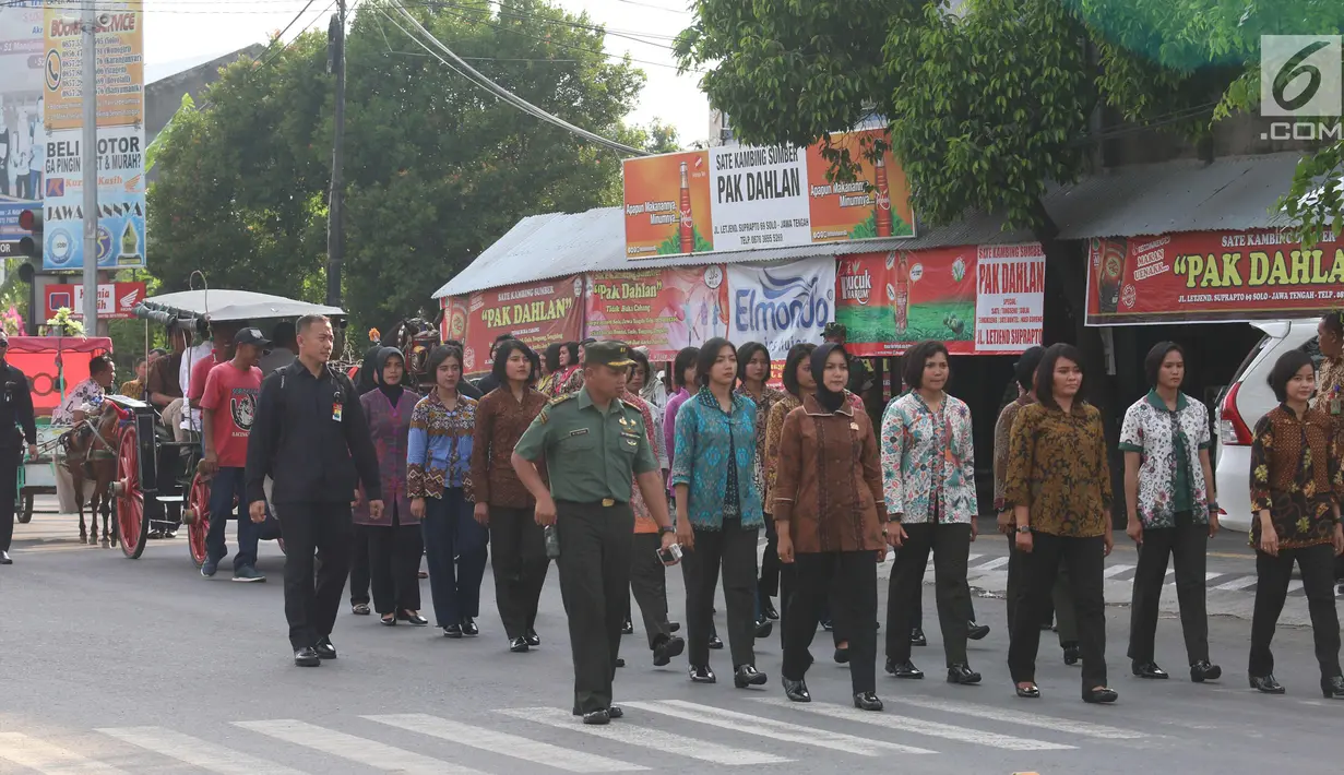 Pasukan perempuan berkemeja batik mengikuti simulasi kirab pernikahan Kahiyang-Bobby menuju Graha Saba Buana, Solo, Senin (6/11). Pernikahan tersebut akan digelar pada Rabu (8/11) lusa. (Liputan6.com/Angga Yuniar)