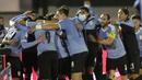 Pemain Uruguay merayakan gol yang dicetak Maximiliano Gomez ke gawang Chile pada laga kualifikasi Piala Dunia 2020 zona Amerika Selatan di Estadio Centenario, Jumat (9/10/2020) pagi WIB. Uruguay menang 2-1 atas Chile. (AFP/Ernesto Ryan/pool)