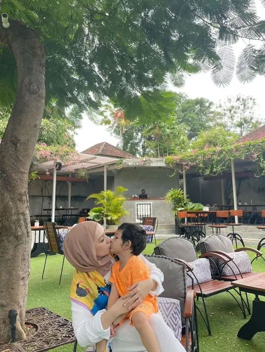 Berbeda dengan Arya Saloka, Putri Anne justru masih menyisakan dua fotonya dengan pria yang menikahinya itu. [instagram/anneofficial1990]