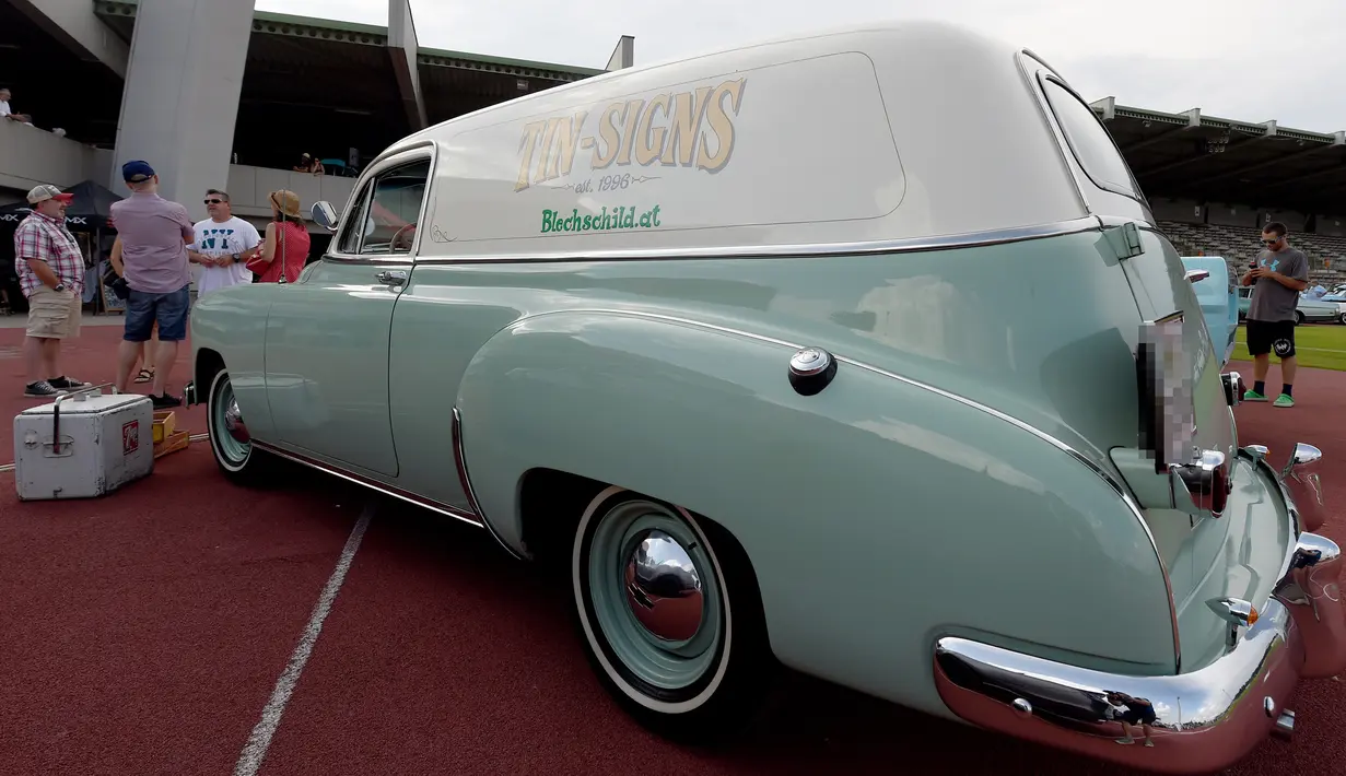 Sebuah mobil antik terlihat di JJ's US Car and Oldtimer Treffen, Schwechat, Austria, Sabtu (15/8/2020). JJ's US Car and Oldtimer Treffen merupakan pameran mobil antik yang diadakan di Schwechat pada 15 Agustus 2020. (Xinhua/Guo Chen)