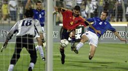 Pep Guardiola pernah mendapatkan empat bulan larangan bermain ketika kedapatan menggunakan Nandrolone ketika membela Brescia. Namun, tuduhan itu dibatalkan dan namanya dibersihkan kembali oleh Komite Olimpiade Nasional Italia pada 2009. (Foto: AFP/Sven Nackstrand)