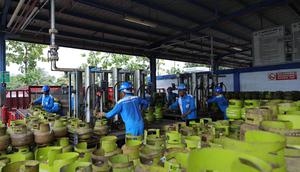 Pascabencana yang melanda Provinsi Aceh, Sumatra Utara, dan Sumatra Barat, pola suplai dan distribusi energi mengalami tantangan akibat akses jalan yang terputus. PT Pertamina (Persero) melalui PT Pertamina Patra Niaga terus menjaga pasokan energi, khususnya elpiji, meskipun hingga saat ini akses darat dari Lhokseumawe menuju Banda Aceh masih dalam tahap perbaikan. (Dok. Pertamina)