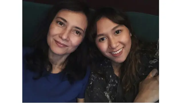 Potret Mayzura saat bersama ibunda, paras rupawannya diturunkan dari sang ibu.