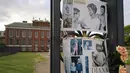 Potret Putri Diana dipajang di luar gerbang Istana Kensington, di London, Senin, 29 Agustus 2022. Minggu ini, tepatnya pada 31 Agustus, menandai peringatan 25 tahun kematian Putri Diana dalam kecelakaan mobil di Paris. (AP Photo/Alberto Pezzali)