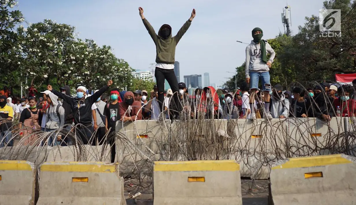 Massa aksi yang tergabung dari elemen mahasiswa, buruh, dan pelajar berunjuk rasa di depan Gedung DPR RI, Jakarta, Senin (30/9/2019). Aksi unjuk rasa dari berbagai elemen tersebut menyikapi penolakan terhadap UU KPK dan sejumlah RUU yang dinilai bermasalah. (Liputan6.com/Immanuel Antonius)
