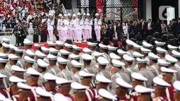 Jokowi menyampaikan amanat selaku inspektur upacara. Melalui amanatnya, kepala negara meminta anggota polisi jangan abai dengan rakyat yang selalu ingin merasa aman. (Liputan6.com/Johan Tallo)