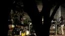 Polisi memeriksa salah satu korban pembunuhan di lapangan sepak bola, Cuscatancingo, El Salvador, Minggu (2/8/2015). Laporan menunjukkan bahwa para korban adalah anggota koloni Transit tim sepak bola yang sedang ingin bermain. (REUTERS/Jose Cabezas)