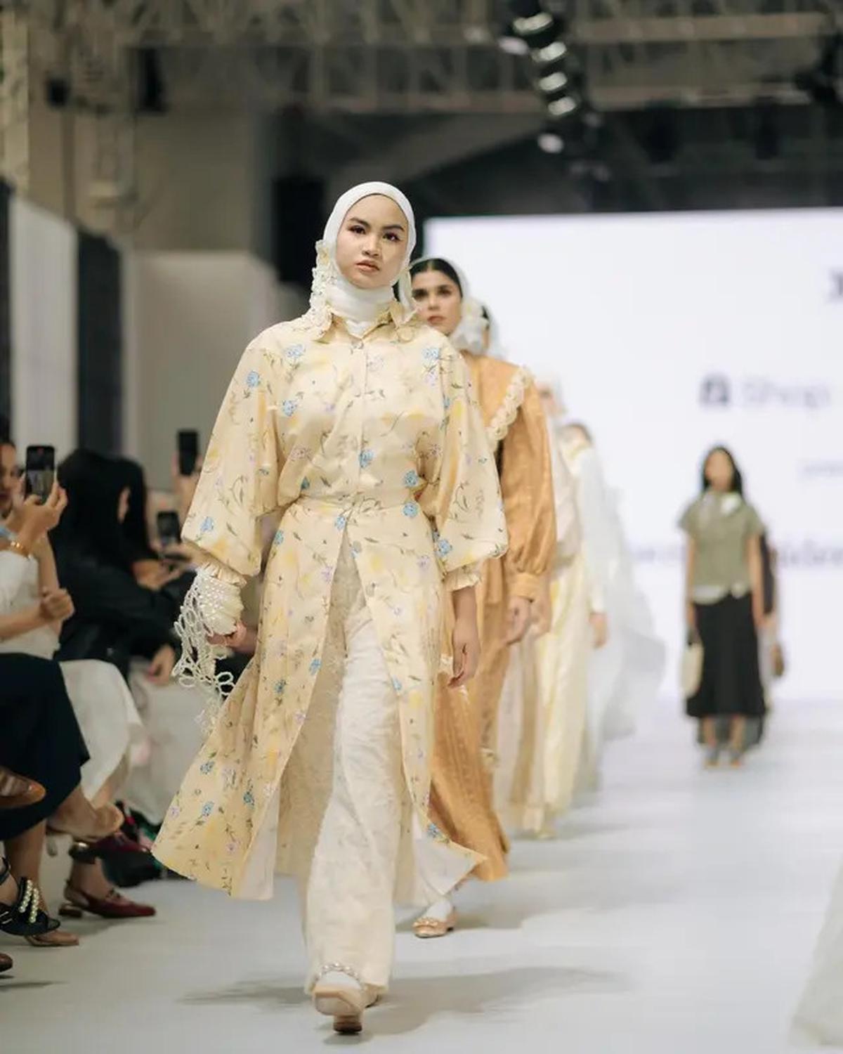 5 Potret Anggun dan Fresh Xaviera Putri dalam Busana Lokal di Jakarta Fashion Week 2025