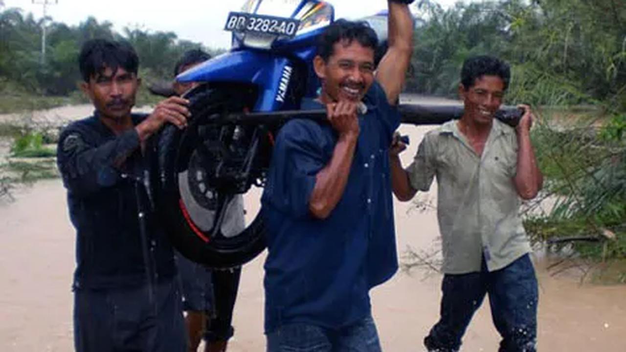 Gotong Royong Angkat Motor