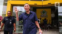 Jusuf Hamka resmi menyerahkan surat pengundurun dirinya di kantor DPP Partai Golkar.  (Liputan6.com/Angga Yuniar)