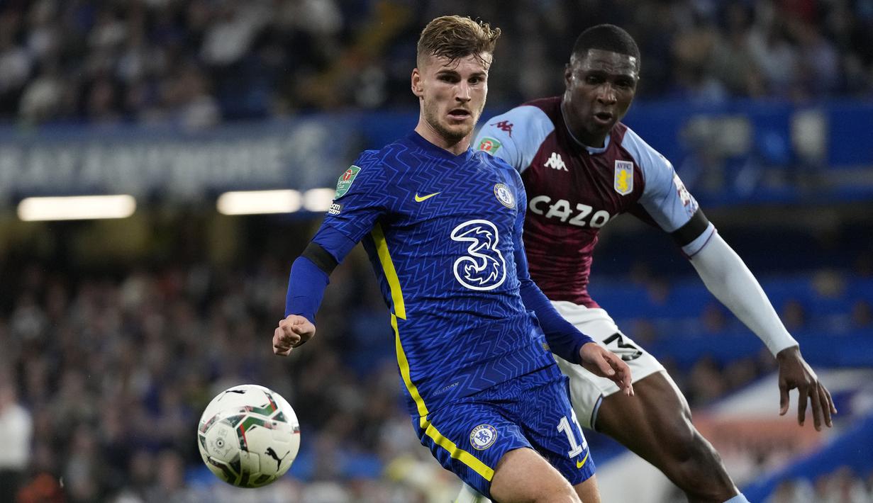 Gol Chelsea baru terjadi pada menit ke-54. Timo Werner (kiri) sukses menyelesaikan umpan lambung yang diberikan James dengan tandukannya. Chelsea unggul 1-0. (AP/Frank Augstein)