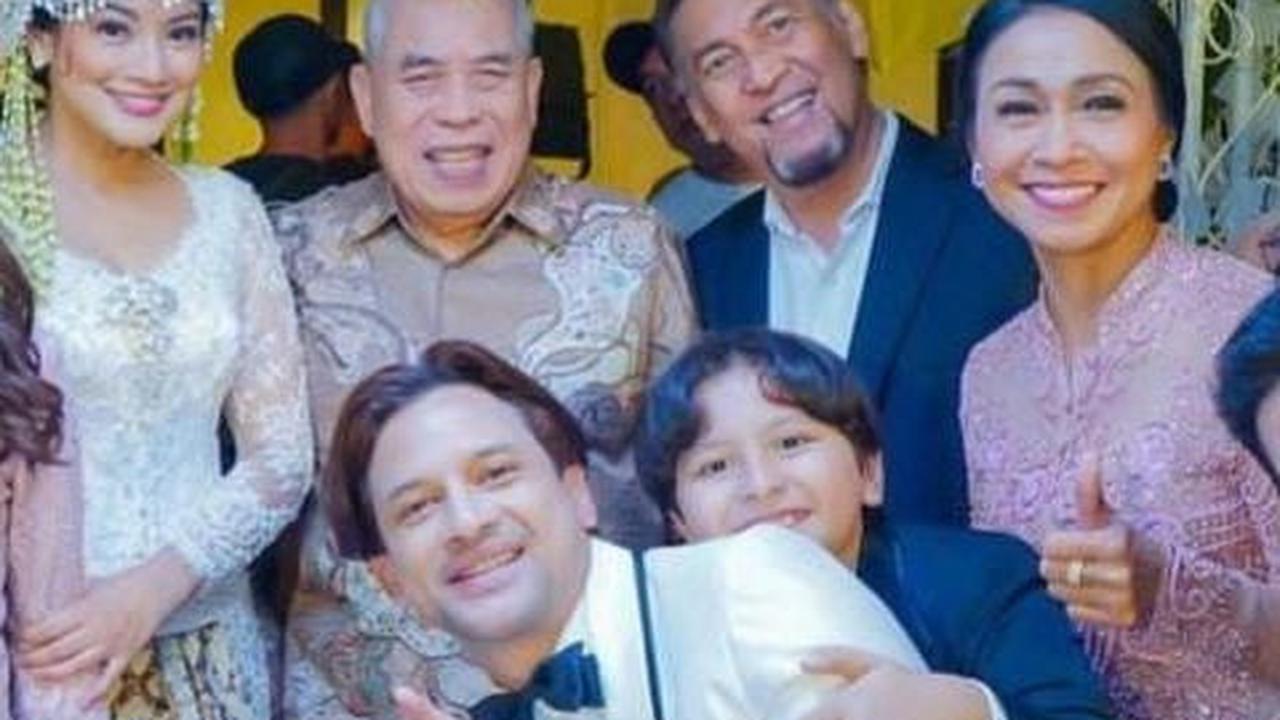 "Salwa & Ridho akhirnya menikah?????Fahri pingsan.
Saksikan Satu Cinta Dua Hati setiap hari pukul 16:45 di @sctv #satucintaduahati," terang Titi di instagramnya.