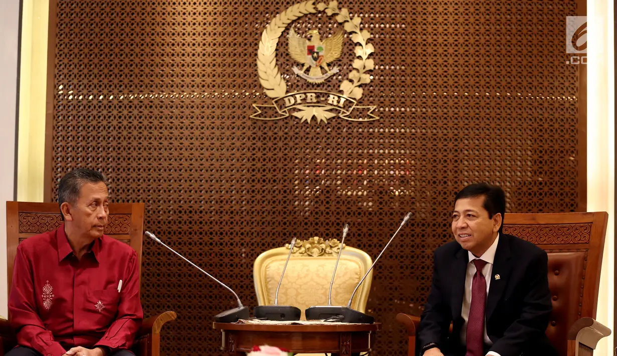 Ketua BPK, Moermahadi Soerja Djanegara berbincang dengan Ketua DPR Setya Novanto di Gedung Nusantara III, Komplek Parlemen, Senayan, Jakarta Selasa (13/6). (Liputan6.com/Johan Tallo)