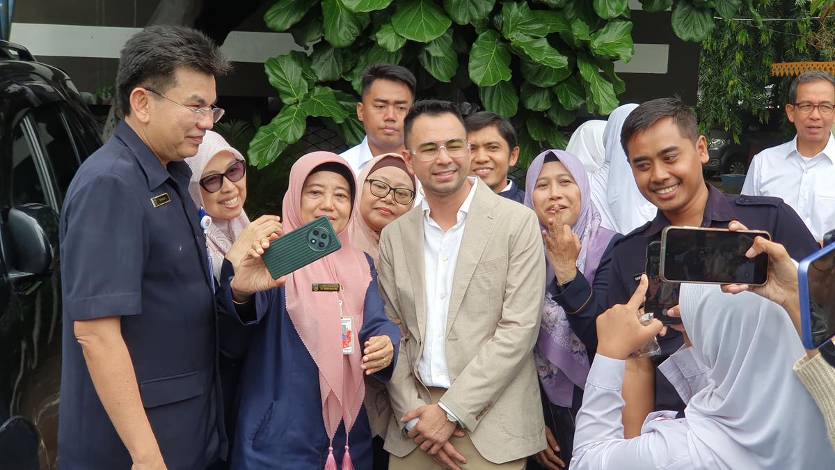Raffi Ahmad Nostalgia Masa Putih Abu-Abu di SMAN 3 Teladan Jakarta, Siapkan Reuni Akbar