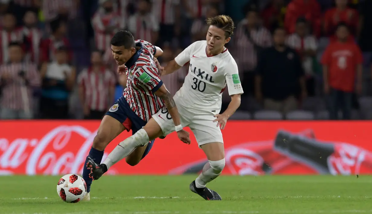 Striker Kashima Antlers, Hiroki Abe berusaha merebut bola yang dibawa gelandang Guadalajara Orbelin Pineda selama putaran kedua Piala Dunia Klub FIFA 2018 di Zayed Sports City Stadium, UEA 15 Desember 2018. Barcelona menebus Abe  seharga 1,1 juta euro (Rp 17 miliar).  (AFP Photo/Giuseppe Cacace)