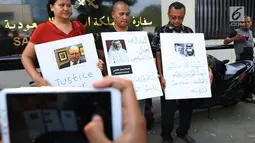 Sejumlah Jurnalis Freelance Indonesia unjuk rasa hilangnya Jamal Khashoggi di depan Kedutaan Besar Arab Saudi, Jakarta, Jumat (19/10). Khashoggi hilang setelah memasuki Konsulat Arab Saudi di Turki pada 2 Oktober lalu. (Merdeka.com/Imam Buhori)
