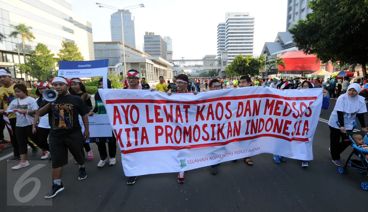 Relawan Komunitas Peduli ASEAN melakukan aksi menuju Bundaran HI Jakarta, Minggu (13/3/2016). Relawan ini mengajak masyarakat menggunakan kaos bergambar tentang ke-Indonesia-an dan memposting ke seluruh media sosial. (Liputan6.com/Helmi Fithriansyah)