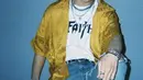 Perpaduan printed t-shirt dengan kemeja lengan pendek sebagai outer serta ripped jeans juga tak kalah kece. (Instafram/jisung_.nct).