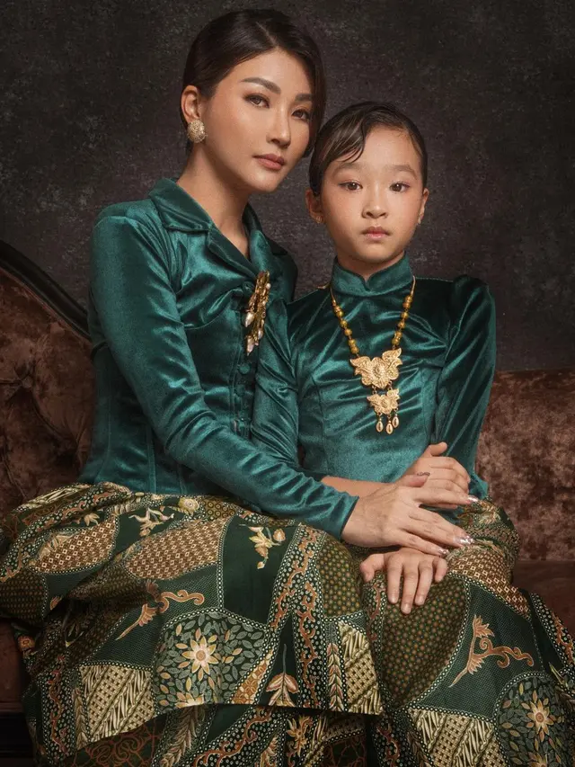 Sarwendah berbusana seperti keluarga keraton (Instagram/sarwendah29)