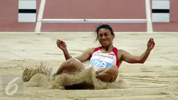 Atlet lompat jauh Indonesia, Maria Londa saat berhasil mendarat usai melakukan lompatan di nomor lompat jauh putri SEA Games 2015 di National Stadium, Singapura, Rabu (10/6/2015). Maria berhasil meraih emas. (Liputan6.com/Helmi Fithriansyah)
