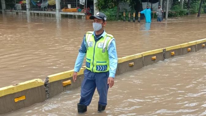 Penambakan Banjir di Jalur Transjakarta. (foto: Humas Transjakarta).