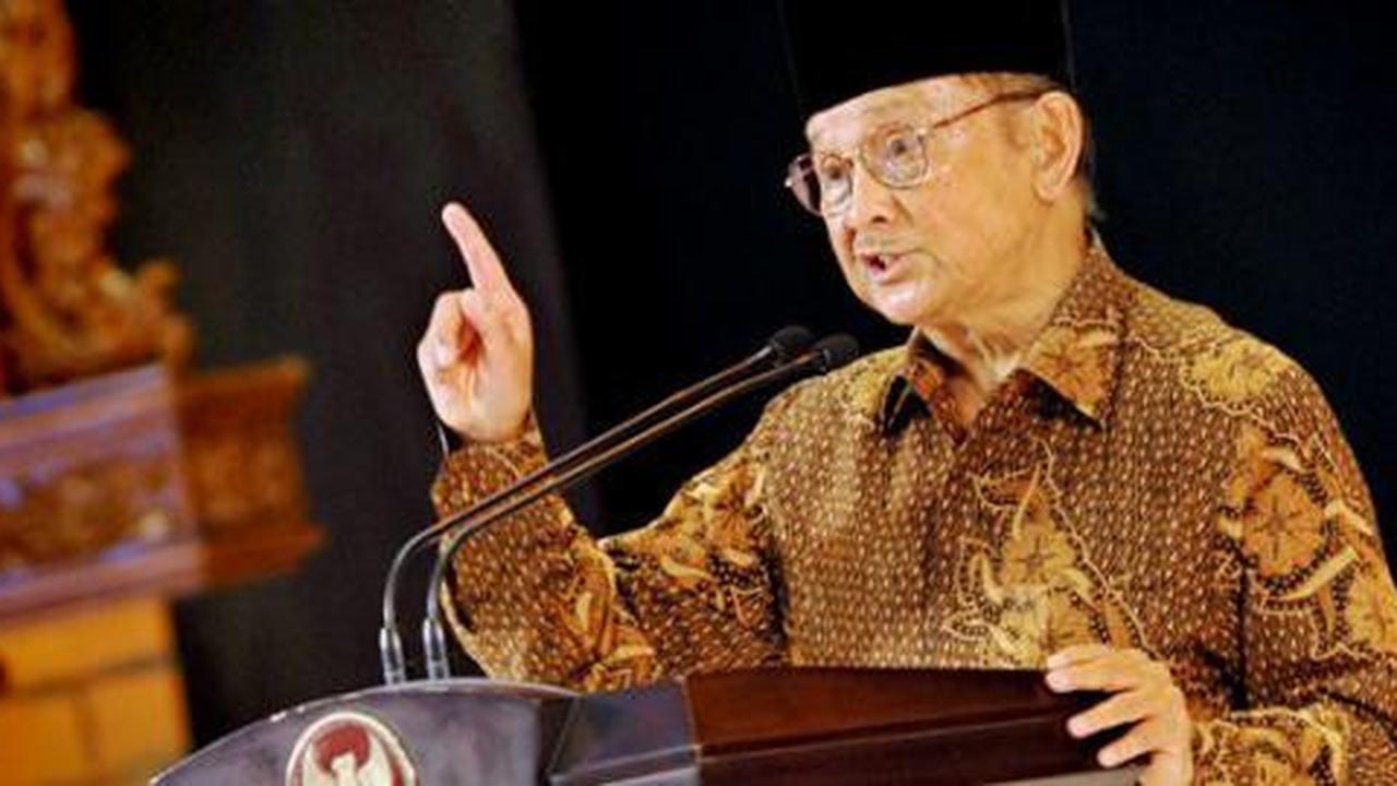 Tahu mobil Ahmadi mogok, Habibie senyum-senyum