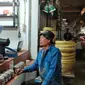 Seorang bapak pengunjung pasar Kanoman Cirebon memesan kopi murni. Foto (Liputan6.com / Panji Prayitno)