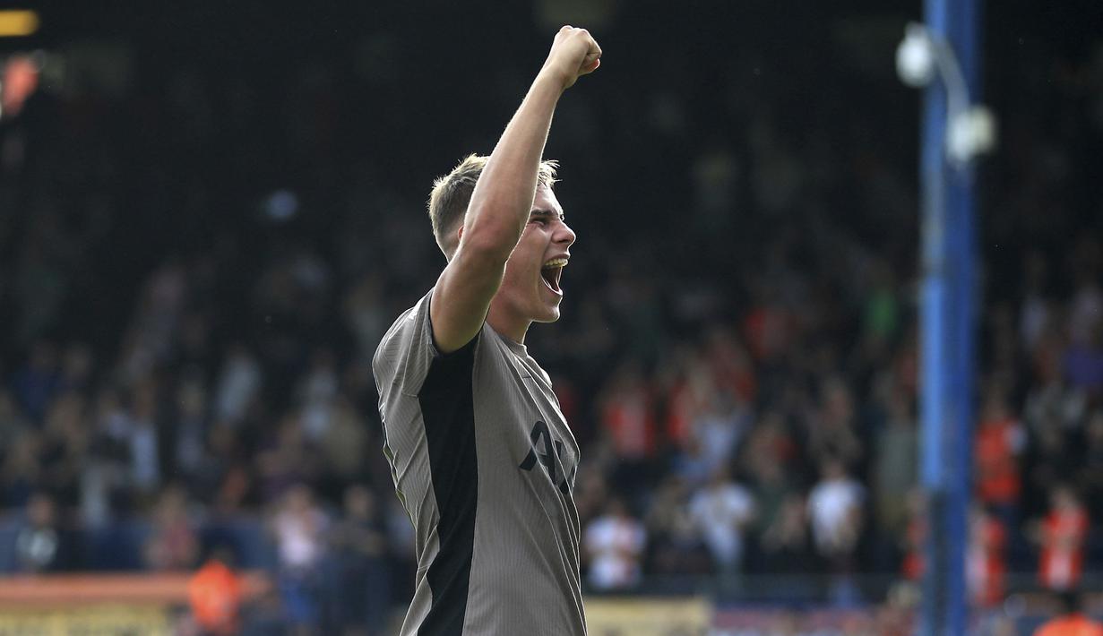 Selebrasi pemain Tottenham Hotspur, Micky van de Ven, setelah mencetak gol ke gawang Luton Town dalam pertandingan pekan kedelapan Liga Inggris 2023/2024 yang berlangsung di Kenilworth Road, Inggris, Sabtu (7/10/2023). Gol tunggal Micky membawa Tottenham menuju puncak klasemen sementara Liga Inggris 2023/2024 dengan enam kemenangan dan dua kali seri. (AP/PA/Bradley Collyer)
