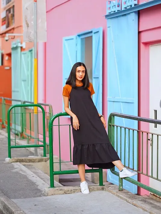 Biar gaya hangout kamu semakin girly dan tetap kasual, kamu bisa mix and match overall dress hitam dengan inner yang bernuansa orange ala Agla Artalidia. Sneakers putih juga bisa memberi kesan boyish.(Liputan6.com/IG/@aglaartalidia)