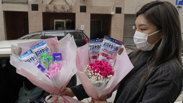 Antara Bunga dan Masker di Hari Valentine