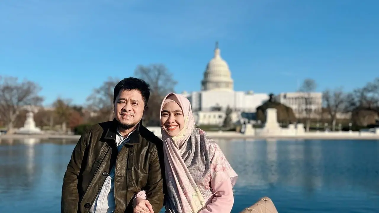 Oki Setiana Dewi dan sang suami, Ory Vitrio. (Foto: Dok. Instagram @okisetianadewi)