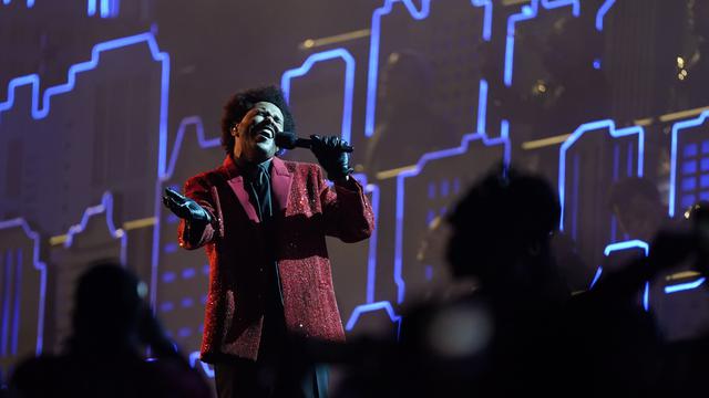 The Weeknd saat tampil di Super Bowl 2021 Halftime Show.  (AP Photo/Mark Humphrey)