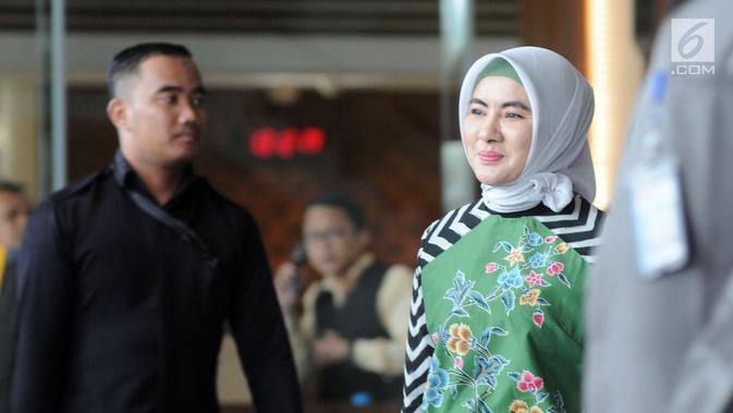 Ekspresi Dirut Pertamina Nicke Widyawati usai menjalani pemeriksaan oleh penyidik di Gedung KPK, Jakarta, Senin (10/6/2019). Nicke diperiksa sebagai saksi untuk tersangka mantan Dirut PLN Sofyan Basir terkait kasus dugaan suap proyek pembangunan PLTU Riau-1. (merdeka.com/Dwi Narwoko)