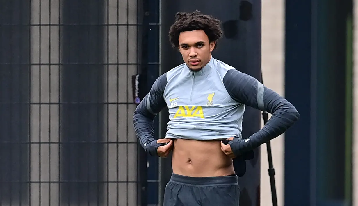 Bek Liverpool, Trent Alexander-Arnold tiba untuk sesi latihan tim di pusat pelatihan Axa di Kirkby, Liverpool, Inggris (14/9/2021). Liverpool akan bertanding melawan wakil Italia, AC Milan pada Grup B Liga Champions di Anfield. (AFP/Paul Ellis)